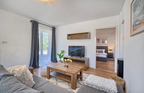 Romantic retreat private jacuzzi and mountain views Split area - Photo 4