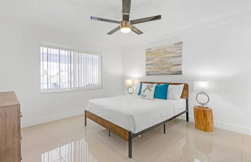 Boca Waterfront • Watch the Boats • Pool & Gym - Photo 6