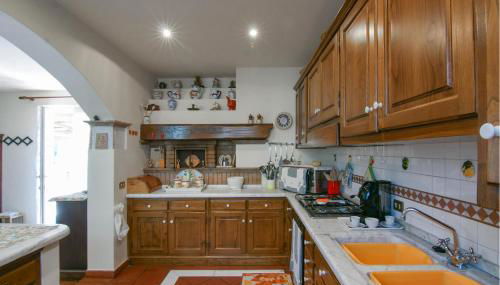 2 Bedroom Beautiful Apartment In Querceta - Foto 4