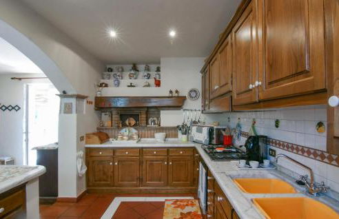 2 Bedroom Beautiful Apartment In Querceta - Photo 4