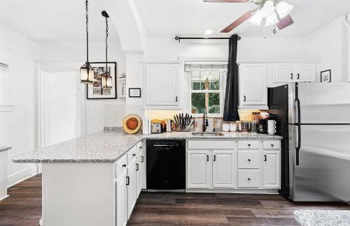 Main Line Manor 3BR with King Beds & Patio & Backyard - Foto 7