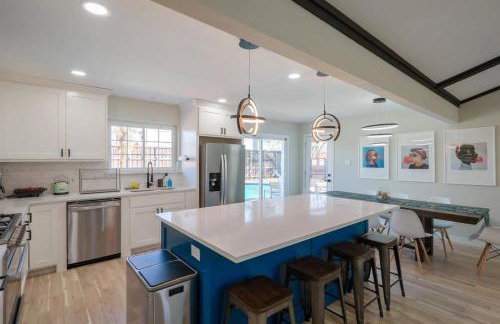 Perfect Getaway Home w Pool Jacuzzi Cinema Room - Foto 12