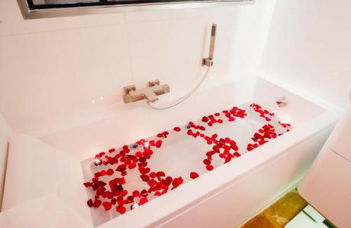 room five - parking, balnéothérapie, place nationale, un havre de paix - Foto 15