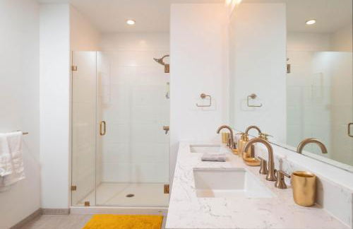 Back-Bay Lux Central 2BR Condo with Rooftop and Parking - Foto 40