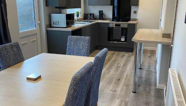 Spacious & modern 3 bed house - Foto 1