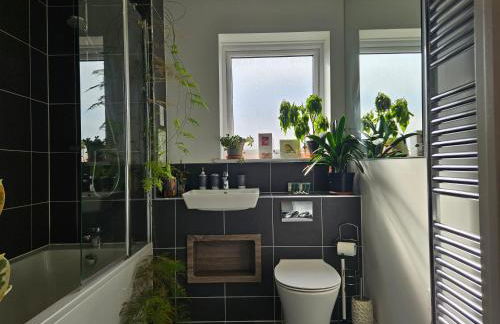 Stylish 1BD Flat with Parking Hackbridge - Foto 4