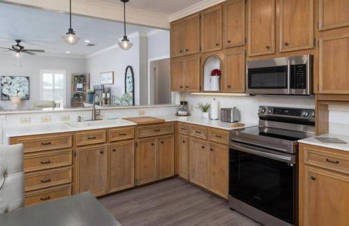 NEW! Dragonfly at Firefly Grove w/ River Access - Foto 26