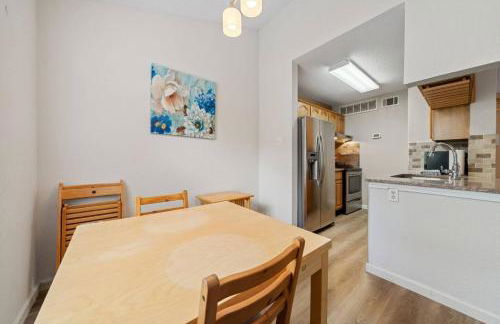 Central Condo 1BR 1BA, Private Patio and Fenced Yard w Parking by Austin Vacay - Foto 11