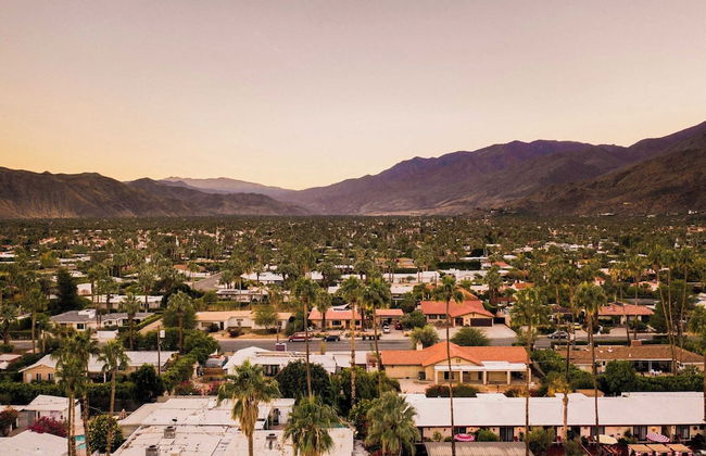 2 Rooms, Sleeps 8 Retro Hotel w/ Pool Wesley King Studio Buyout by Avantstay - Foto 27