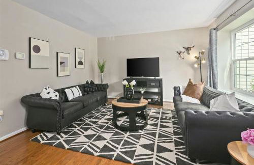 4BR Townhome, Close to Shops & Restaurants, 40 Mins to DC - Foto 1