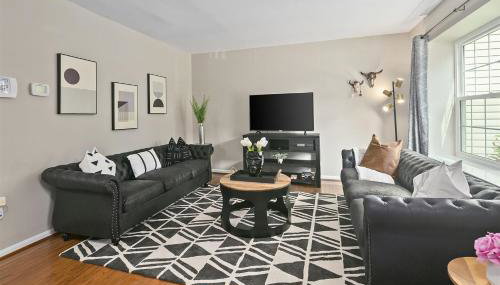 4BR Townhome, Close to Shops & Restaurants, 40 Mins to DC - Foto 1