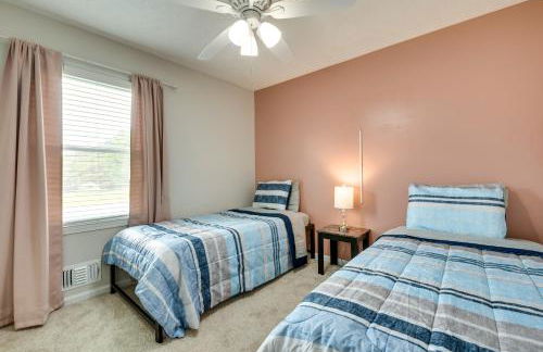 Family Home with Yard - 25 Mi to Downtown Atlanta! - Foto 27