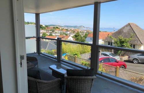 Jurassic View Apartment - Photo 2