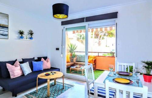 Blue Marine Home - Parking, Pool, AC, WiFi - Photo 1