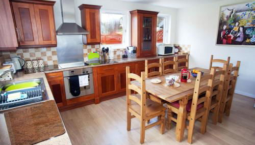 House - Sleeps 8 - Pets Ok - Parking - Photo 2, stove