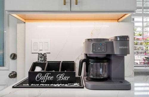 Chic 4BR Htd Pool, 5 min to beach, PAC-MAN, Games - Foto 8