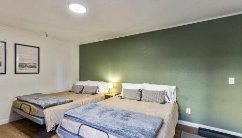 Cozy stay for 2, 5 Min Drive to Base, Full Kitchen, Shared Hot Tub & Pool, Restaurants Nearby! - Foto 5