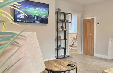 Ideal 4-bed home sleeps 7 - Nr Trafford Ctr & M60 - Foto 1