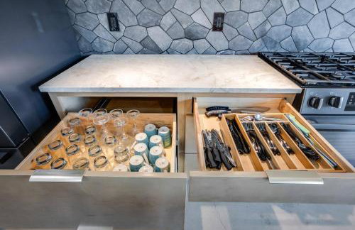 Modern Cabin Near Cheney Lake W Pool and Hot Tub - Foto 34