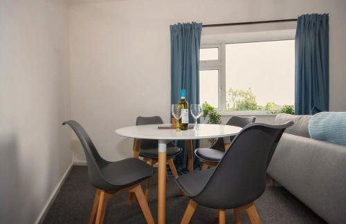 #33 Beautiful 2 bed apt Tamworth Private Parking - Photo 2