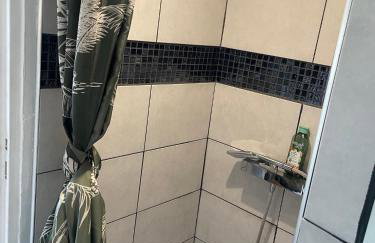 Chambre calme au dessus d'un atelier, kitchenette, douche et toilettes dédiées - Foto 4