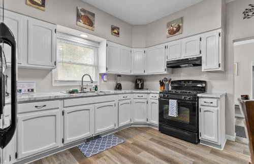 Central Oshkosh Stay - Walk to Lake and Downtown - Foto 12