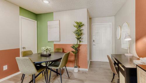 Stylish City Getaway 2B - Sleeps 6 - Pool, Prkg - Foto 2