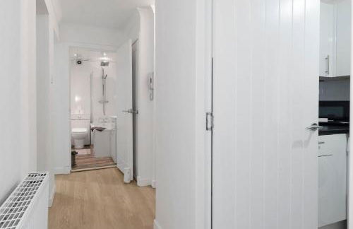 Free Parking - Sleeps 6 - Central - New Interior - Photo 17