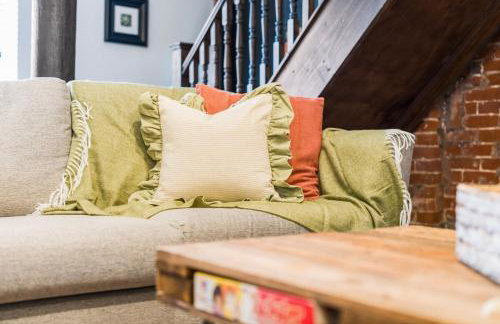 #111 New Farm with hot tub and Sauna - Sleeps 18 - Near Elmore Park - " Perfect for Contractors and Families - Parking space for 10 cars" - Foto 16