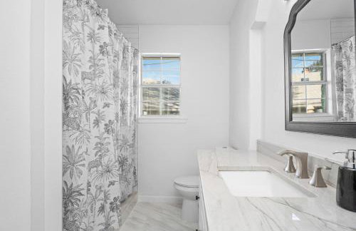 Relaxed Luxury Pet Friendly Home with Pool and Backyard Lounge in San Antonio, TX - Foto 62