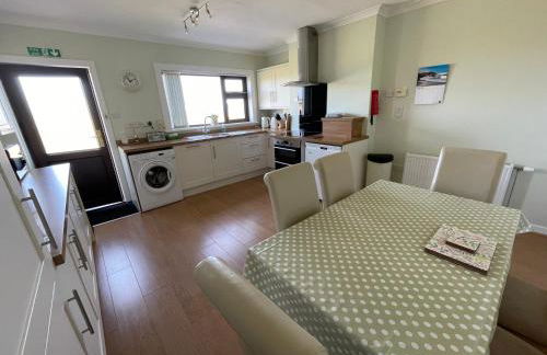 Self Catering house with lovely sea views, 44 Back - Photo 3