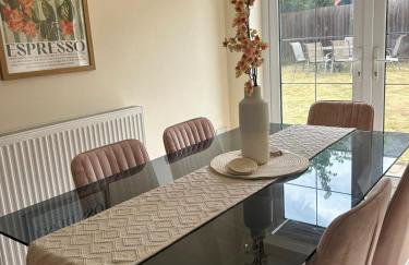 Beautiful 4-Bedroom Home for Groups & Families - Foto 7