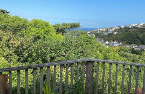 Cliffside 3 Bedroom House with Sea Views - Photo 21