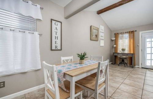 Centrally Located 3BR 2BA - ! - Photo 12