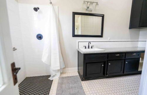 Downtown 3 bed newly renovated with amenities. - Photo 12