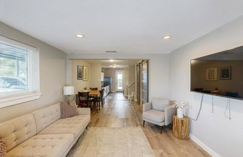 Lovely home on 2+ acres with views, firepit & outdoor kitchen - wedding perfect - Photo 2