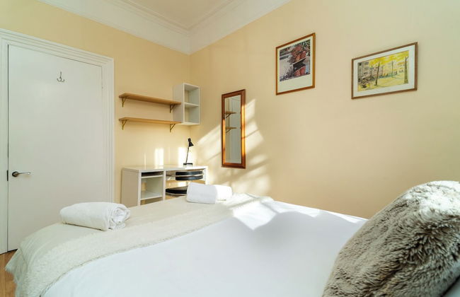 Stylish 2Bed Steps from Iconic Waterloo - Photo 1