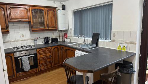 4 Beds House for Families & Contractors with Free Parking - Foto 4