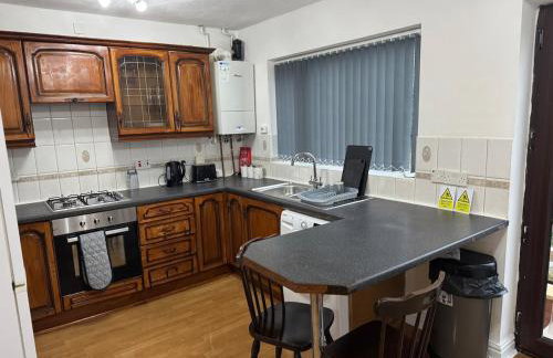 4 Beds House for Families & Contractors with Free Parking - Photo 4