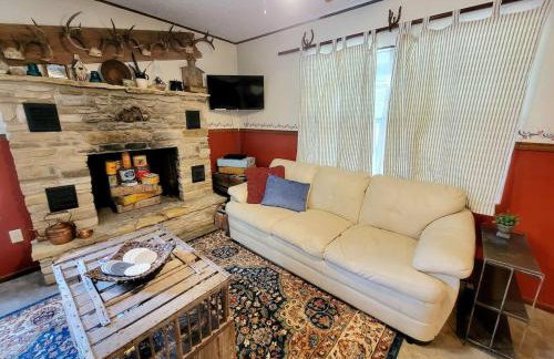 TJs Escape Landmark Oak Tree 1mile2river - Foto 9