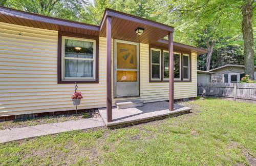 Prudenville Family Home with Game Room and Fire Pit! - Foto 23