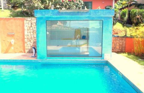 Belíssima Casa com extensa área externa - piscina, sauna, churrasqueira e campo de futebol - com 5 suítes e a 500 metros da Rua das Pedras - Foto 9