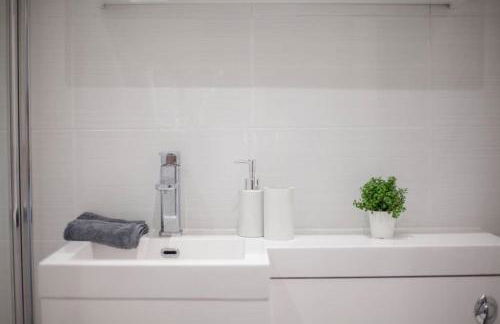 The Warwick Apartment - Photo 7