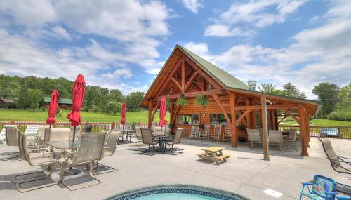 Little Pine Lodge a Smokies Hideaway - 1 mi to GSMNP - King Suite & Loft, Fireplace, Hot Tub & BEARS! - Foto 3