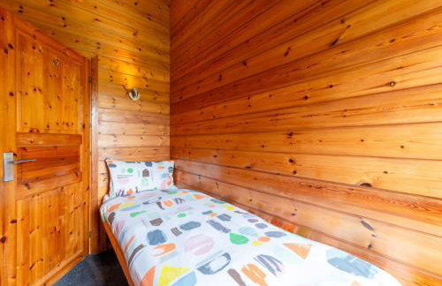 Chalet Lodge 4 - Hot Tub Lodge by Interhome - Foto 28