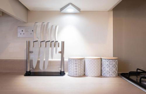 Beautiful and comfortable home away from home with free parking, fast wifi and white crisp hotel standard linen hosted by Our Home Short Stays - Photo 13