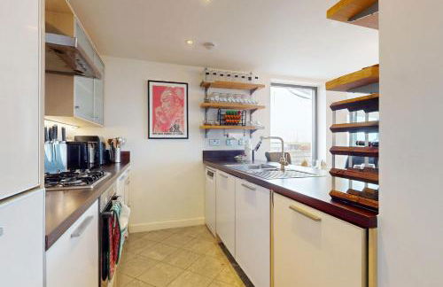 Penthouse Sanctuary with Wraparound Balcony - Pass the Keys - Foto 14