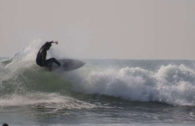 Surf sur la côte de Lima - Photo 1