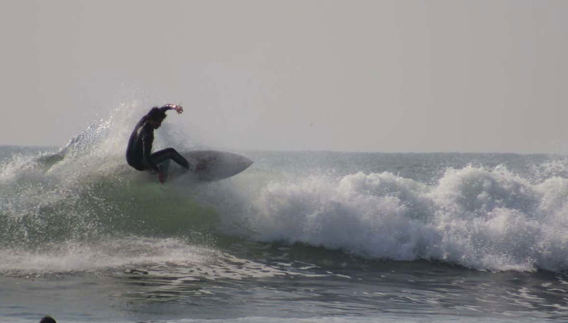Surf sur la côte de Lima