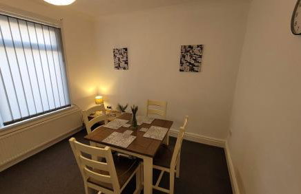 The Lawrence, Redcar - 2 Bedroom Victorian House - Free On-Street Permit Parking, Fast Wifi, Virgin TV - Perfect for Contractors, Families and Couples - Foto 10